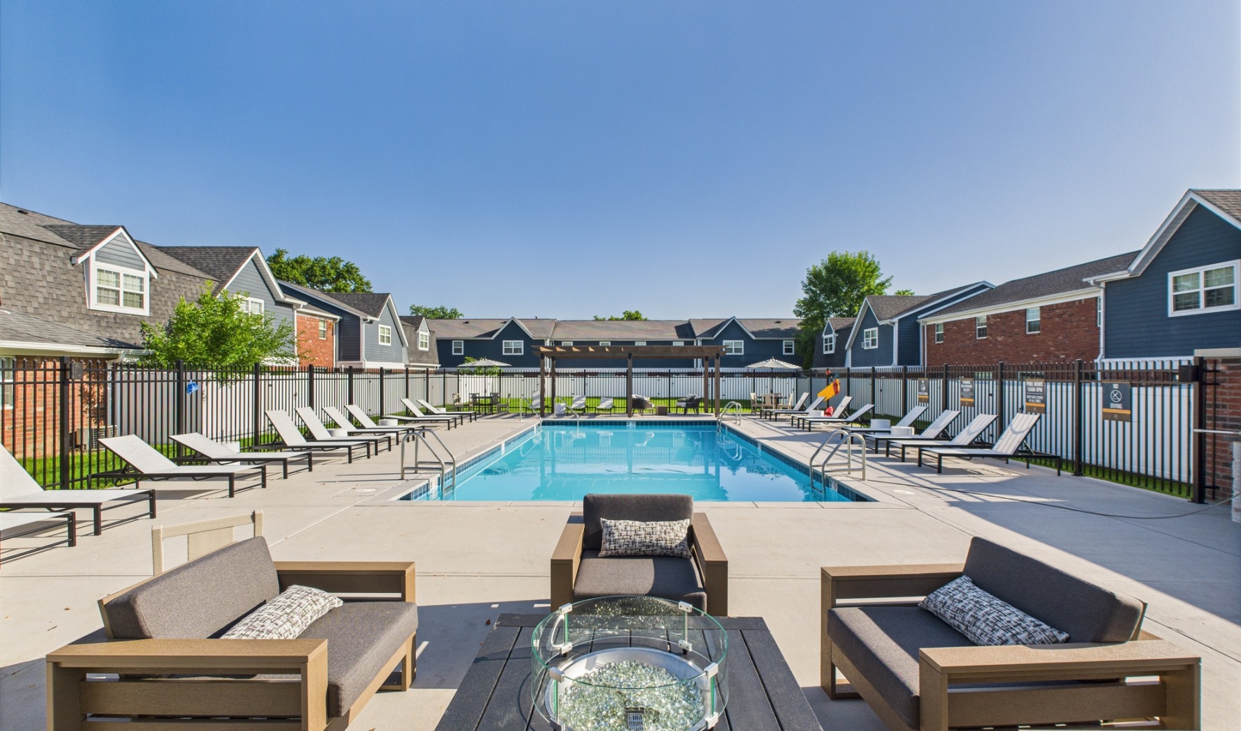 SR⭐︎ APT-013 Zionsville Apartments with a Pool | The Rail at 1380